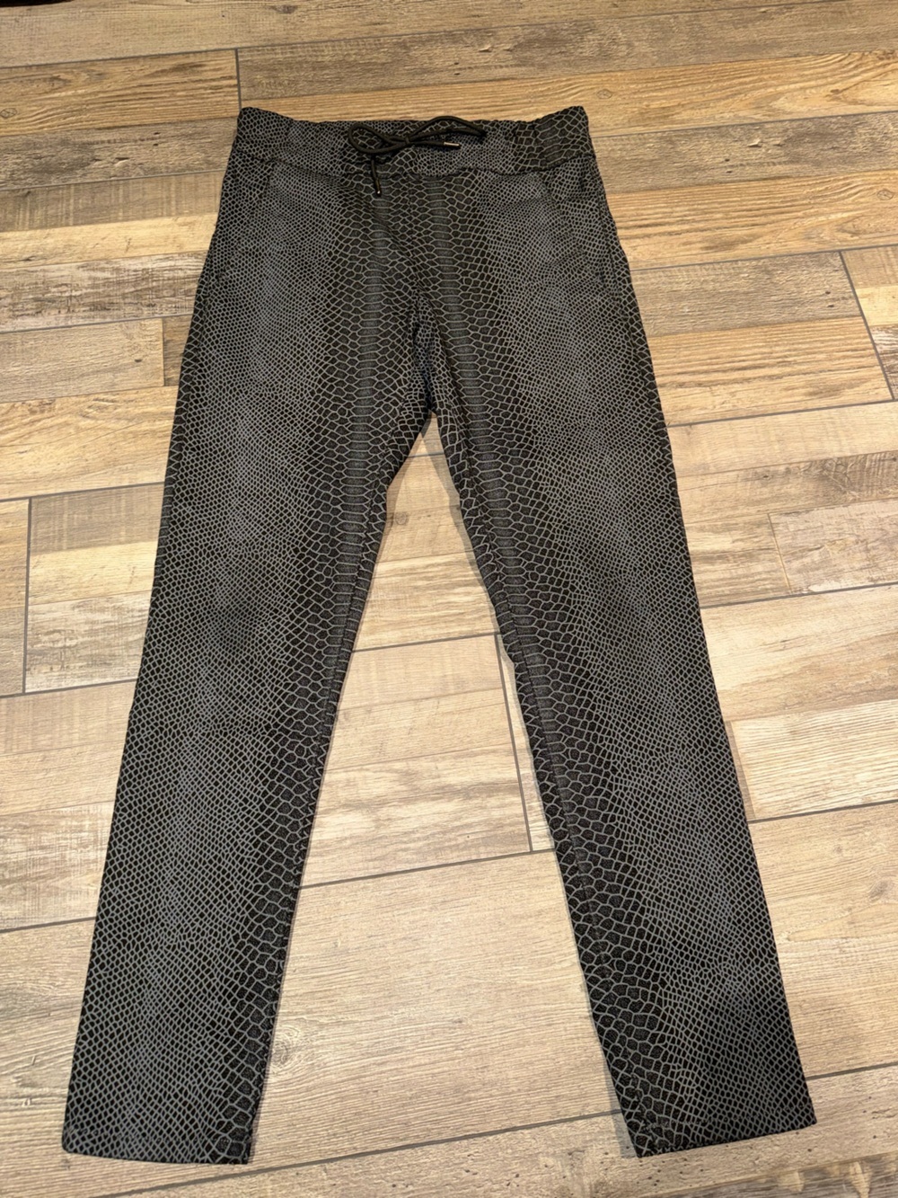 Black Bevy Flog NWOT Snakeskin Size 35